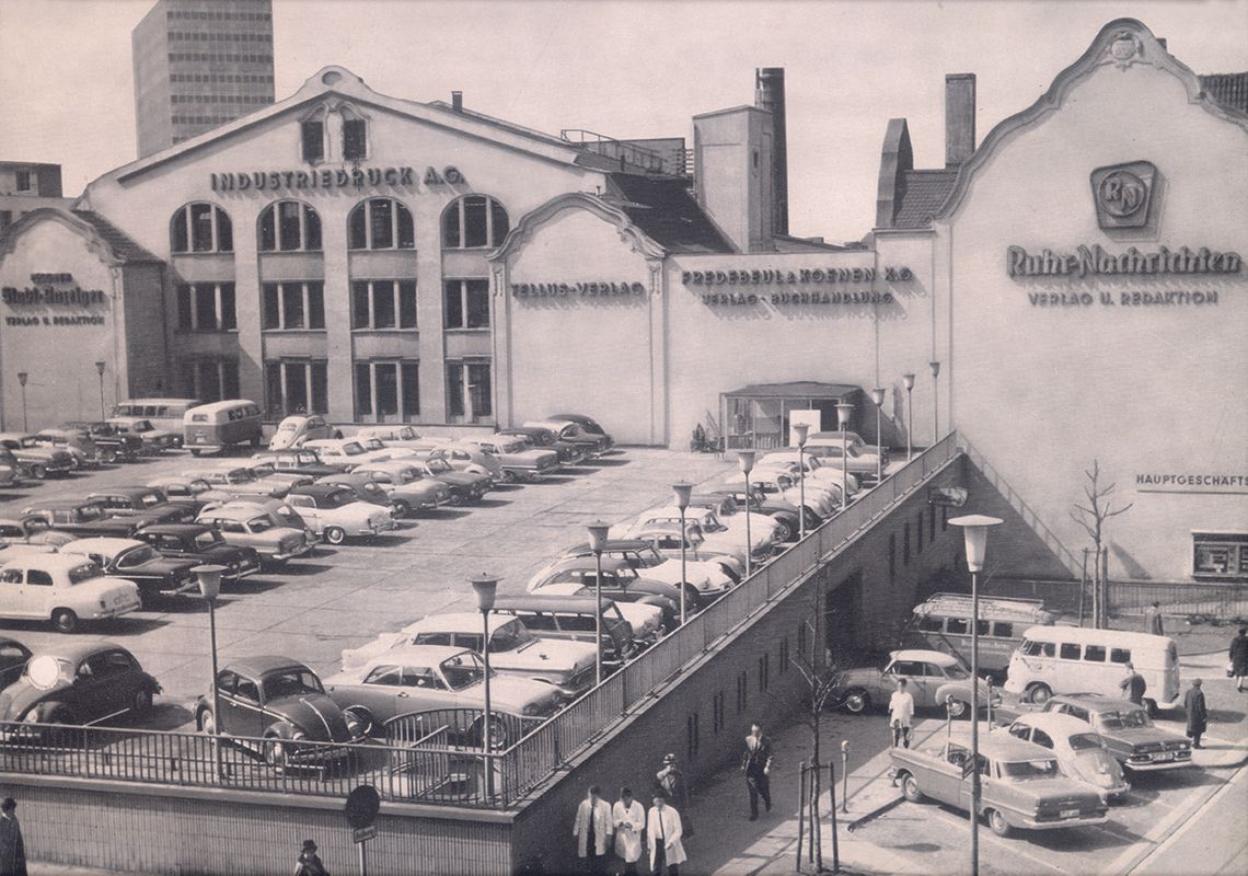 Industriedruck AG in Essen - Kibbelstrasse in Essen - in den folgenden Jahrzehnten unter der Leitung von Dr. Albert E. Fischer zu einer der großen Rollenoffsetdruckereien in Westdeutschland.  1982 wurde ein Telefonbuchverlag in die Industriedruck AG integriert, den heutigen IDAG Telefonbuchverlag.